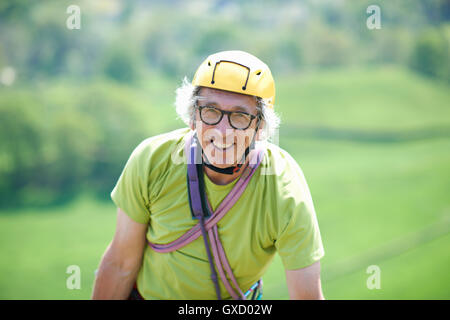 Porträt von senior Mann trägt Kletterhelm Stockfoto