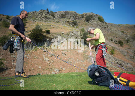 Kletterer Vorbereitung Kletterseil Stockfoto