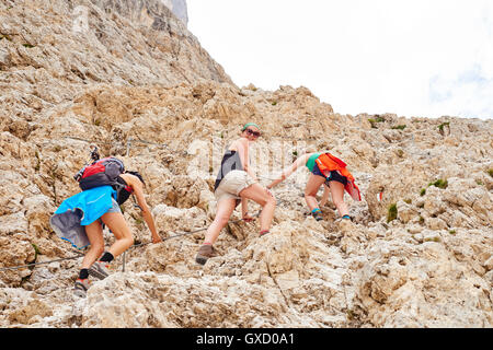 Niedrigen Winkel Ansicht der Frauen Wandern auf felsigen Berg, Österreich Stockfoto