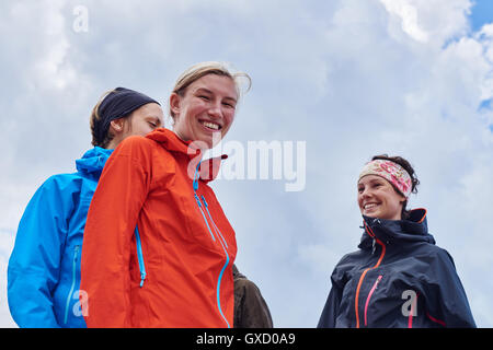 Porträt von Wanderern Blick in die Kamera Lächeln, Österreich Stockfoto