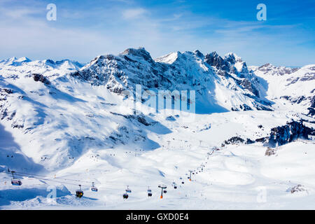 Schneebedeckte Berge Landschaft und Skilift, Engelberg, Mount Titlis, Schweiz Stockfoto