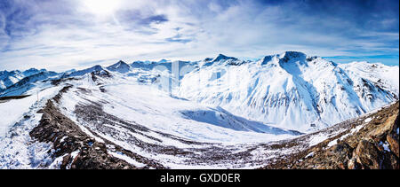 Panoramablick auf Schnee bedeckt Berge, Livigno, Italienische Alpen, Italien Stockfoto