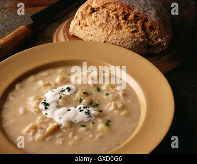 Cullen Skink Suppe mit Sahne und gehackten Kräutern serviert mit Soda-Brot Stockfoto