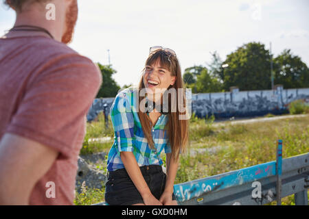 Junges Paar im Freien, von Angesicht zu Angesicht, junge Frau, lachen Stockfoto