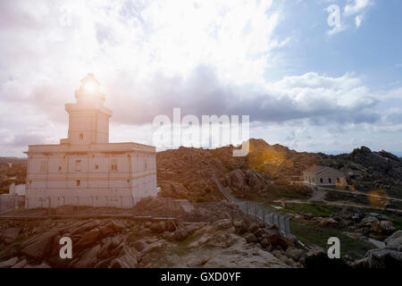 Leuchtturm im Sonnenlicht, Capo Testa, Gallura, Sardinien, Italien Stockfoto
