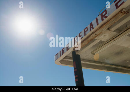 Verlassene Autowerkstatt gegen sonnigen blauen Himmel, Salton Sea, Kalifornien, USA Stockfoto