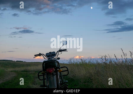 Motorrad geparkt in ländlichen Landschaft, Ural, Russland Stockfoto