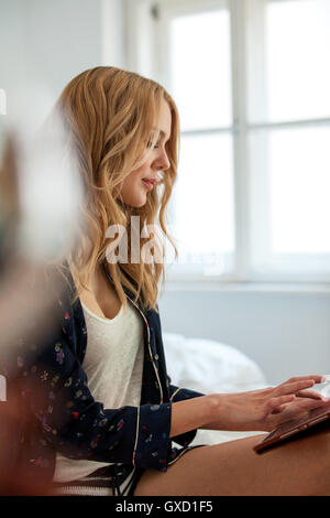 Frau mit digital-Tablette Stockfoto