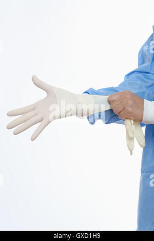 Chirurg, Latex-Handschuhe anziehen Stockfoto