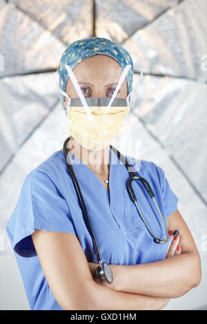 Chirurgen tragen chirurgische Augen Wache und Gesichtsmaske, Arme verschränkt, Blick in die Kamera Stockfoto