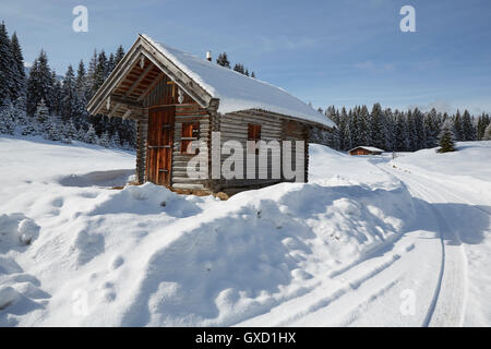Blockhaus auf Schnee bedeckt Landschaft, Elmau, Bayern, Deutschland Stockfoto