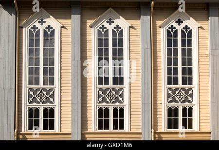 Detail der Holzfenster, historische hölzerne Kathedrale im Stadtzentrum von Tromsø, Norwegen Stockfoto
