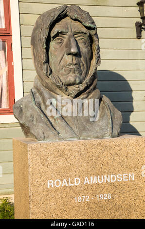 Roald Amundsen, 1872-1928, Büste Statue Skulptur des berühmten Entdeckers auf das Polarmuseum, Tromsø, Norwegen Stockfoto