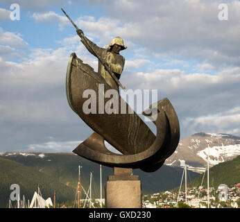 Walfang-Skulptur im Hafen von Tromsø, Norwegen Stockfoto