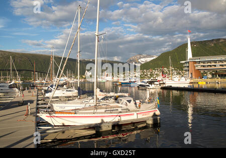 Moderne Architektur des Scandic Hotel und Boote im Hafen, Stadtzentrum von Tromsø, Norwegen Stockfoto