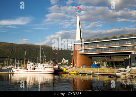 Moderne Architektur des Scandic Hotel und Boote im Hafen, Stadtzentrum von Tromsø, Norwegen Stockfoto