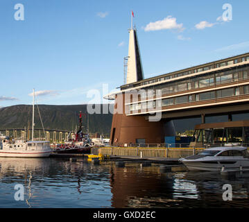 Moderne Architektur des Scandic Hotel und Boote im Hafen, Stadtzentrum von Tromsø, Norwegen Stockfoto