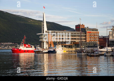 Moderne Architektur des Scandic Hotel und Boote im Hafen, Stadtzentrum von Tromsø, Norwegen Stockfoto