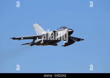 Kampfjet niedrig und schnellen Vorbeiflug Stockfoto