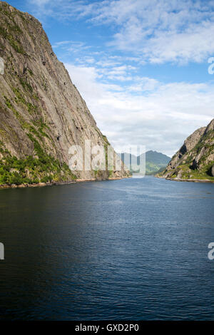 Steilen Seiten Glaziale Rinne Fjord, Trollfjord, Lofoten-Inseln, Nordland, Nord, Norwegen Stockfoto