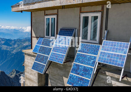 Solar-Panels auf der Seite des Gebäudes, Französische Alpen Stockfoto