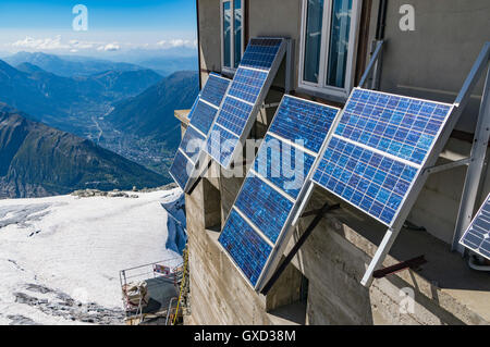 Solar-Panels auf der Seite des Gebäudes, Französische Alpen Stockfoto