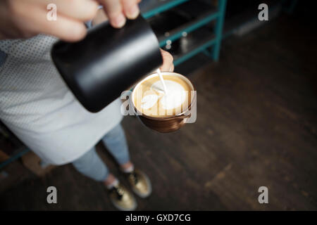 Wie erstelle ich Latte Art Barista Focus in Milch und Kaffee Stockfoto