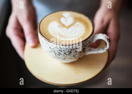Kaffeetasse. Latte Art im Café. Angebot der Barista-Kaffee Stockfoto