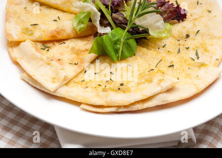 Knoblauch-Pita-Brot-Pizza mit Salat an der Spitze Stockfoto