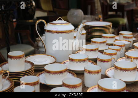 Gold und weißem Tee-Set in Paris. Stockfoto