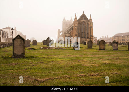 Ein Blick auf St. Hilda Kirche am Vorgewende, Hartlepool durch Dunst und Nebel auf die Küste von Nordostengland Stockfoto