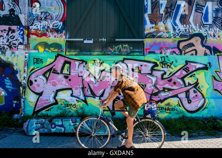 Kopenhagen, Dänemark, Straßenszenen, Menschen Reiten Fahrräder bunte Wand Graffitti, Street Art, Malte auf Fassade, lokalen Nachbarschaften Stockfoto