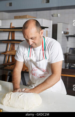 Bäcker in Bäckerei, Brotbacken Stockfoto