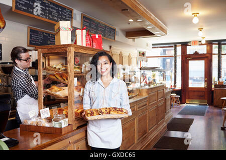 Porträt der Arbeitnehmerin in der Bäckerei mit frischen Backwaren Stockfoto