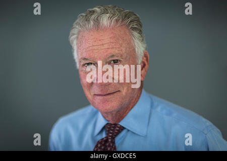 Kopf und Schulter Porträt von grauen Haaren senior Geschäftsmann Stockfoto