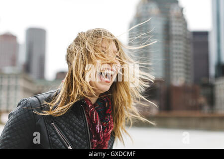 Frau mit windigen blonden Haaren lachen, Boston, Massachusetts, USA Stockfoto