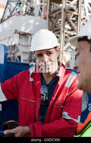 Ingenieure in der Diskussion auf Bohrinsel Stockfoto