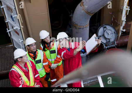 Ingenieure im brainstorming-Sitzung auf Öl rig Stockfoto