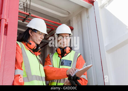 Ingenieure in der Diskussion auf Bohrinsel Stockfoto