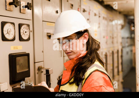Ingenieur auf Bohrinsel Stockfoto