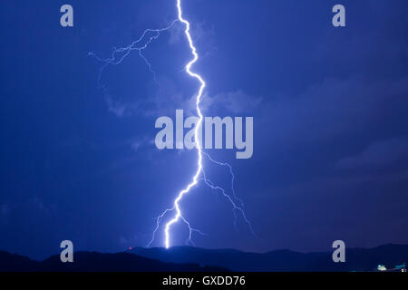 Blitze über Nachtlandschaft Stockfoto