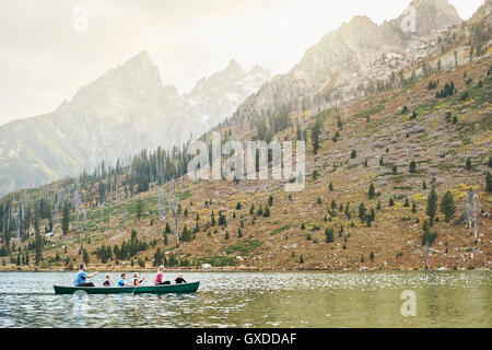 Familie mit vier Kindern, Kanu paddeln, auf See, Grand-Teton-Nationalpark, Wyoming, USA Stockfoto