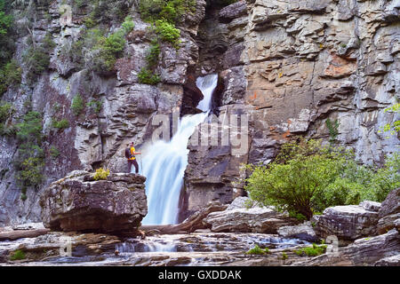 Männliche Wanderer Linville Fälle, Blue Ridge Parkway, North Carolina, USA Stockfoto