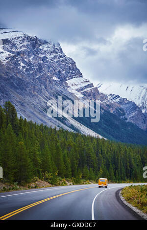 Vintage Freizeitfahrzeug auf Autobahn, Banff Nationalpark, Alberta, Kanada Stockfoto