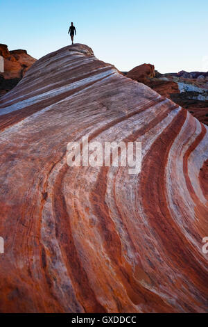 Silhouette weibliche Touristen erkunden Sandstein-Formationen im Valley of Fire State Park, Nevada, USA Stockfoto