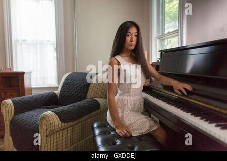 Porträt des mürrischen Teenagerin Pianisten am Klavier sitzen Stockfoto