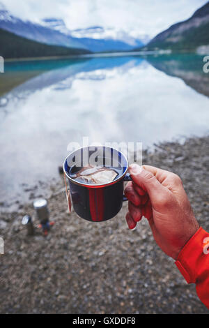 Zugeschnittenen Überblick mans Hand, die Tasse Tee Fluss, Banff, Alberta, Kanada Stockfoto