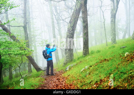 Menschen nehmen Foto beim Wandern im Shenandoah National Park, Virginia, USA Stockfoto