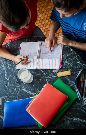 Erhöhte Ansicht von Mutter und Sohn am Esstisch Hausaufgaben Stockfoto