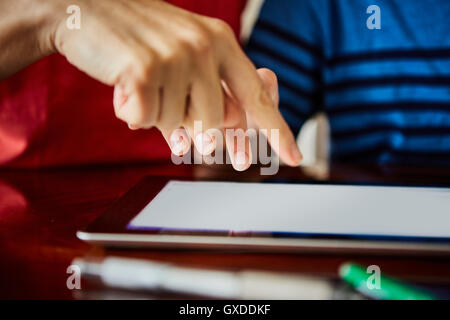 Ansicht von Mutter und Sohn mit digital-Tablette beschnitten Stockfoto